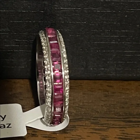 Dazzling Silver and Pink Gemstone Ring - Picture 4 of 10